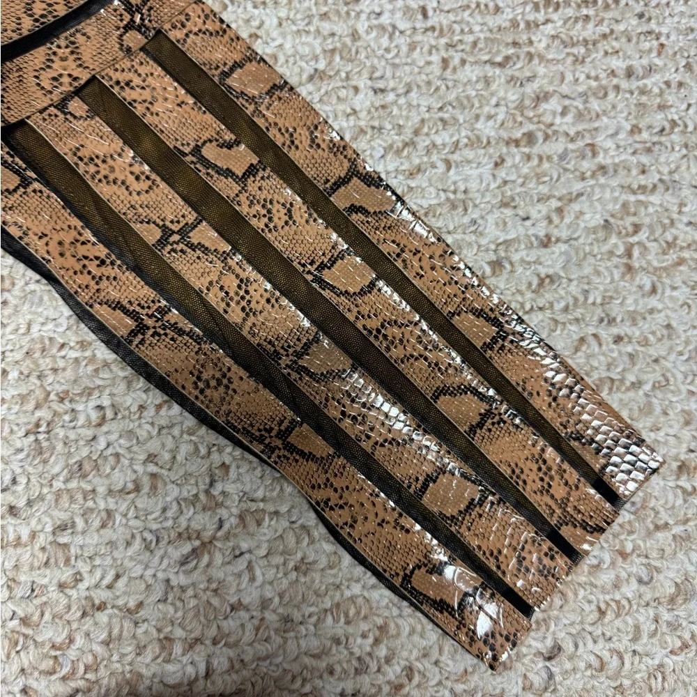 Becky&Bobby Chic Gold and Black Patterned Blazer - Picture 10 of 16